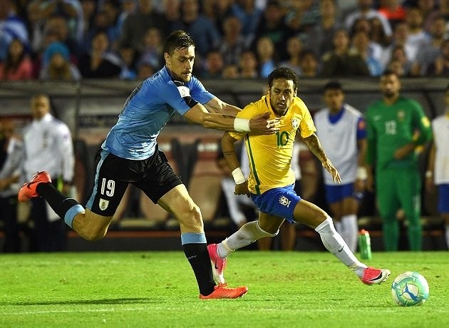 Ảnh Neymar trả lời phỏng vấn và tập luyện - Bóng Đá