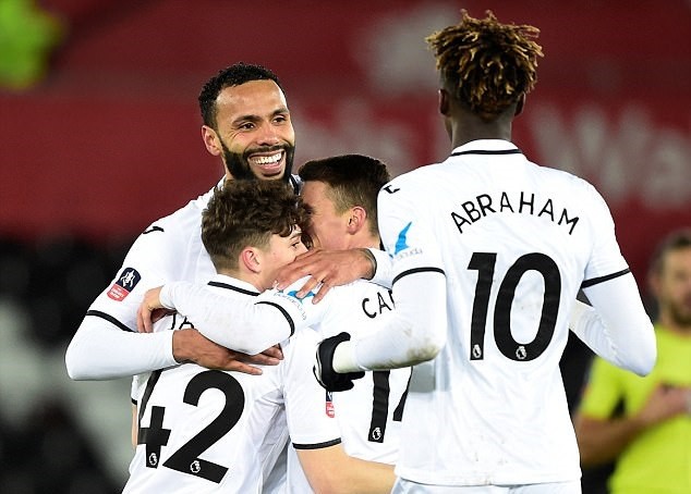 Ngụp lặn ở Premier League, nhưng Swansea vừa tạo ra kỉ lục thế kỉ - Bóng Đá