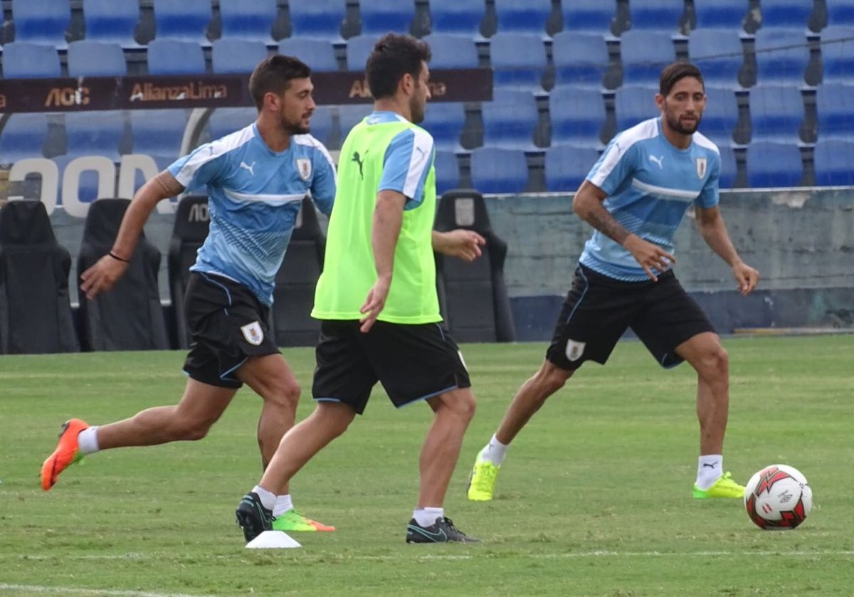 Suarez xuống làm thủ môn - Bóng Đá