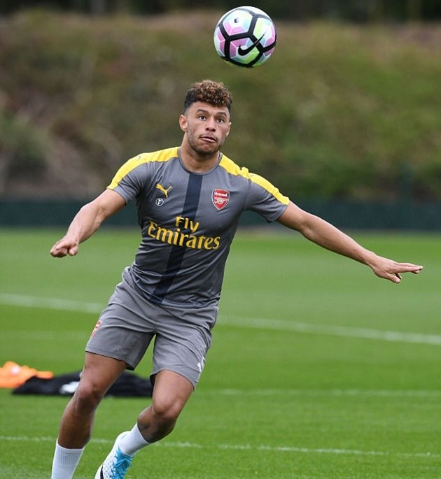 Sanchez và Oezil đối đầu quyết liệt trên sân tập - Bóng Đá