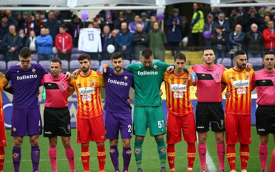 Trận Fiorentina - Benevento dừng lại ở phút 13 để tưởng nhớ Davide Astori  - Bóng Đá