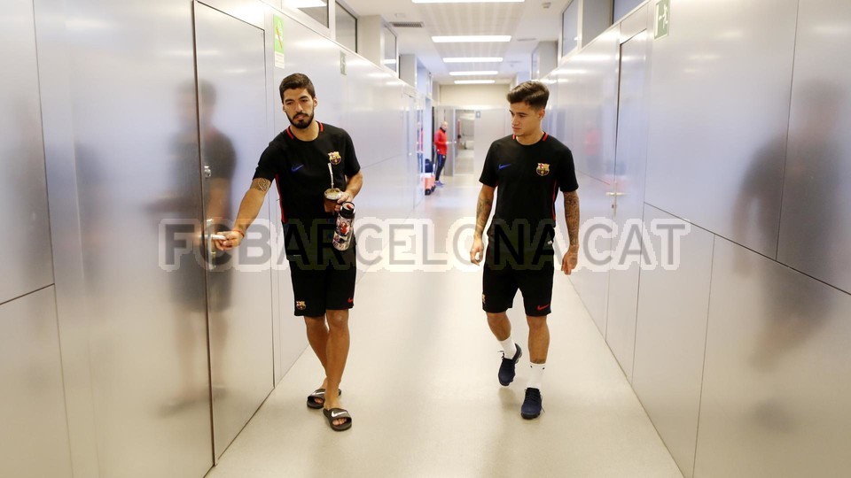 Coutinho chào các đồng đội mới - Bóng Đá