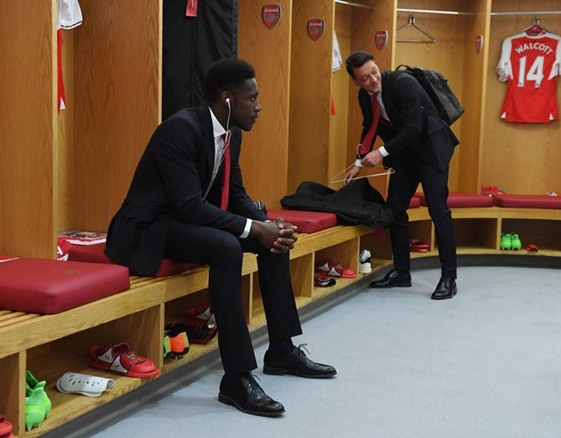 Cầu thủ Arsenal làm gì trong phòng thay đồ trước đại chiến Man City? - Bóng Đá