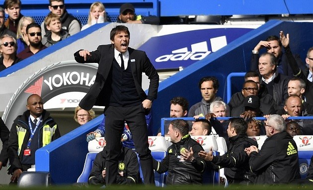 Benteke và Zaha thi nhau đánh sập Stamford Bridge - Bóng Đá
