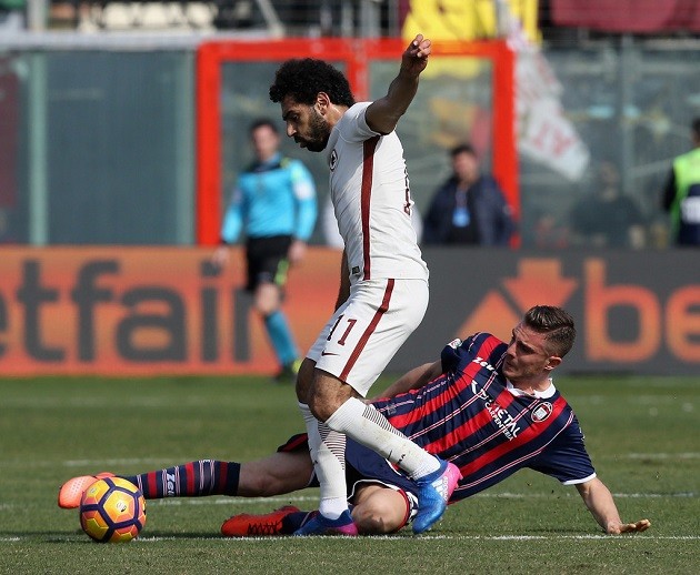 Chùm ảnh: Đụng Crotone, Dzeko suýt trở thành tội đồ - Bóng Đá