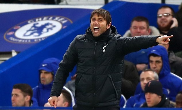 Mourinho ngớ người khi bị gài kí vào áo đấu M.U có tên Antonio Conte - Bóng Đá