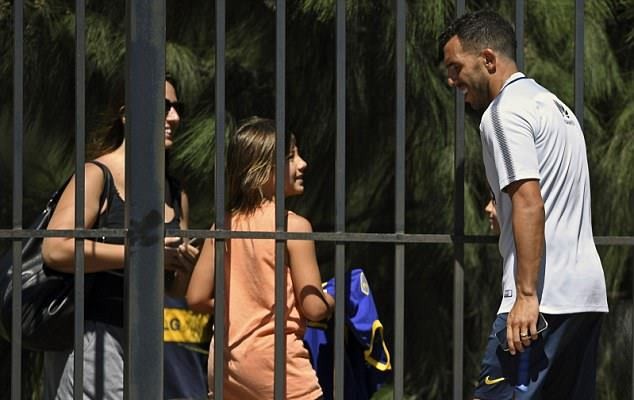 Carlos Tevez rạng rỡ trong lần thứ 3 tái ngộ Boca Juniors - Bóng Đá