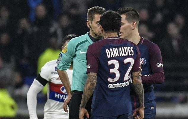 Depay lập siêu phẩm, Lyon quật ngã PSG phút bù giờ - Bóng Đá