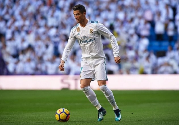 Cực hài: Ronaldo mượn điện thoại bác sĩ soi vết thương - Bóng Đá