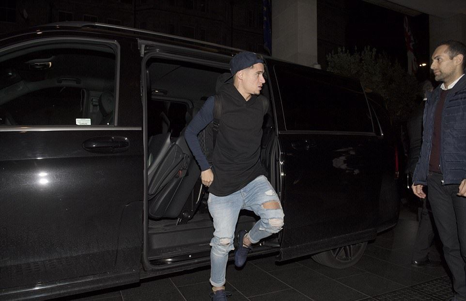 Coutinho rạng rỡ lên máy bay đến Barcelona - Bóng Đá