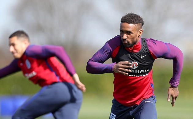 Southgate vui vẻ làm quân xanh cho các học trò  - Bóng Đá
