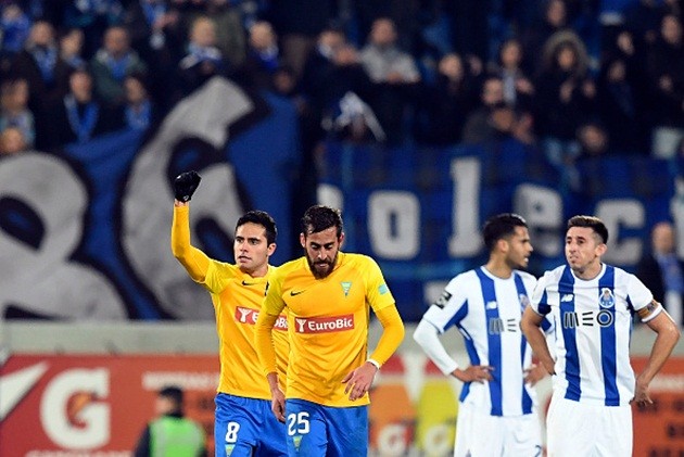 Sợ khán đài đổ sập, CĐV Porto tổ chức 