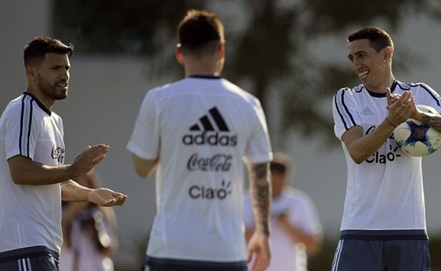 Messi khoe hình xăm độc trong ngày hội quân  - Bóng Đá