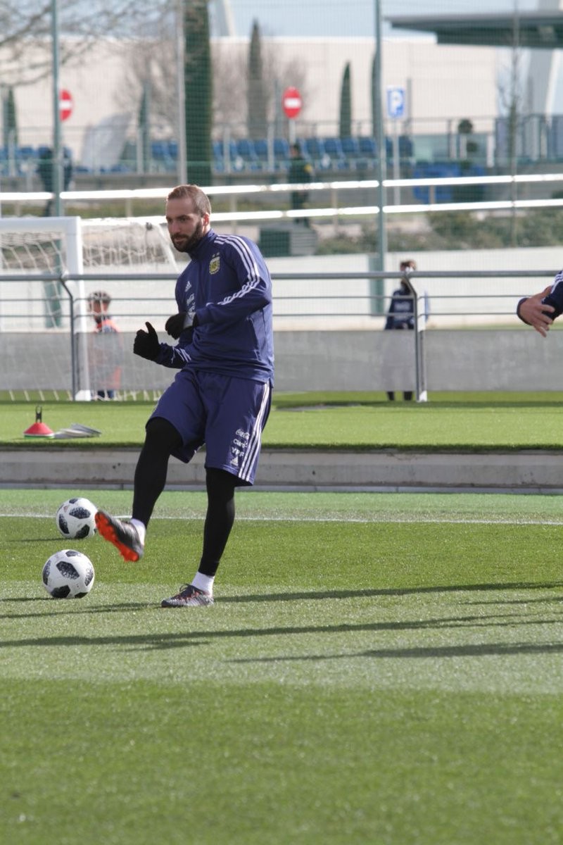 Messi tập luyện - Bóng Đá