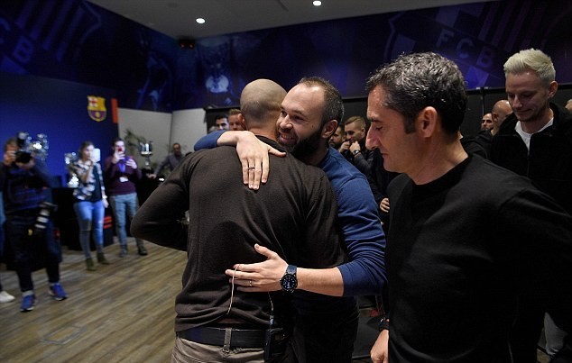 Mascherano rơi lệ trong lễ chia tay Barcelona - Bóng Đá