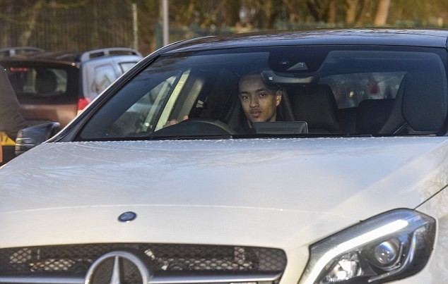 Mkhitaryan rầu rĩ đến sân tập - Bóng Đá