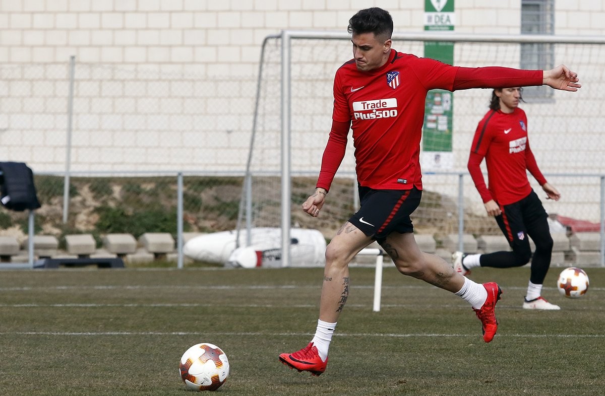 Hài hước chuyện Serge Aurier đệm bóng hụt ở cự li... 2 mét - Bóng Đá