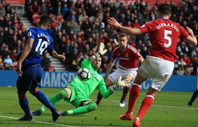 Victor Valdes giúp Man Utd thoát kiếp chú 6 - Bóng Đá
