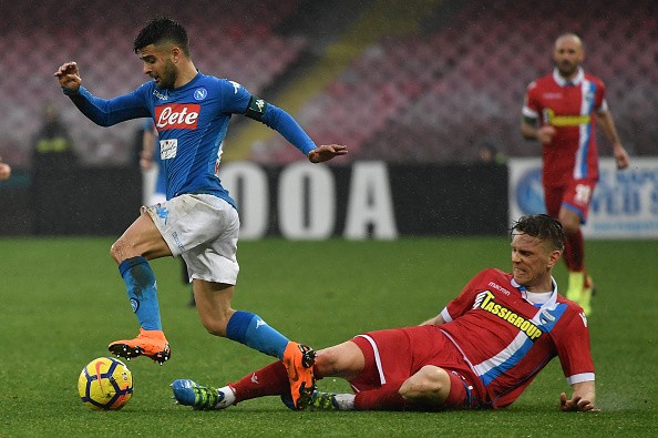 VAR lại gây ra tranh cãi trong trận đấu giữa Napoli và SPAL - Bóng Đá