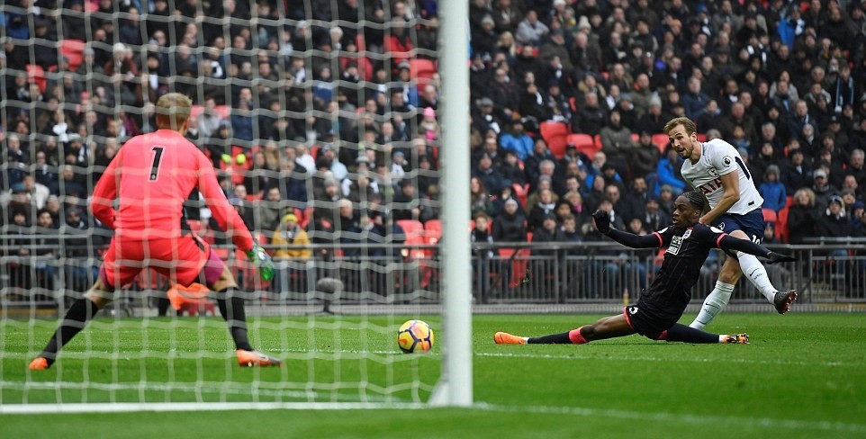 Ngôi sao châu Á của Tottenham khiến hàng thủ Huddersfield ngã rạp - Bóng Đá