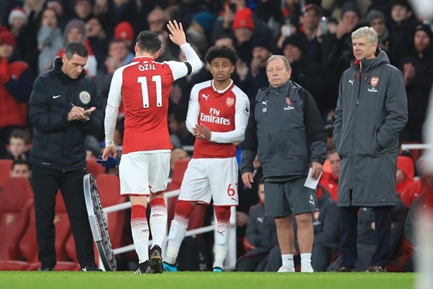 Lacazette mừng hết lớn khi giải được vận đen - Bóng Đá