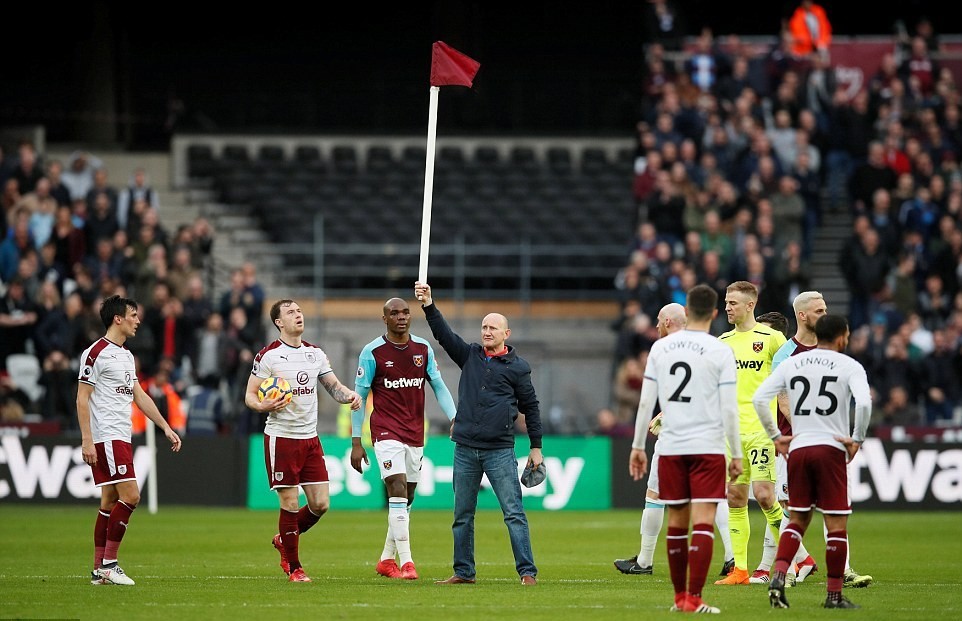Thủ quân West Ham gây sốc khi vật ngã CĐV trên sân - Bóng Đá