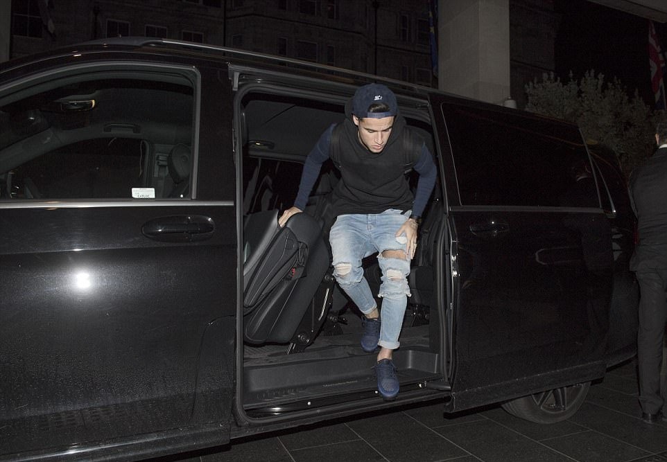 Coutinho rạng rỡ lên máy bay đến Barcelona - Bóng Đá
