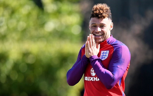 Southgate vui vẻ làm quân xanh cho các học trò  - Bóng Đá