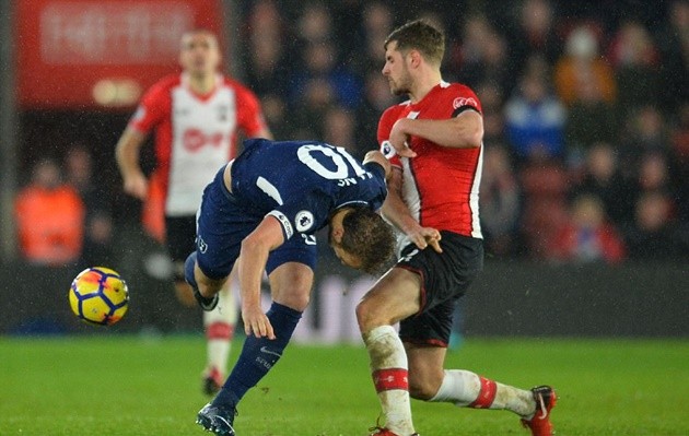 Hàng thủ Tottenham ngơ ngác trước pha đá phản lưới nhà của Davinson Sanchez - Bóng Đá