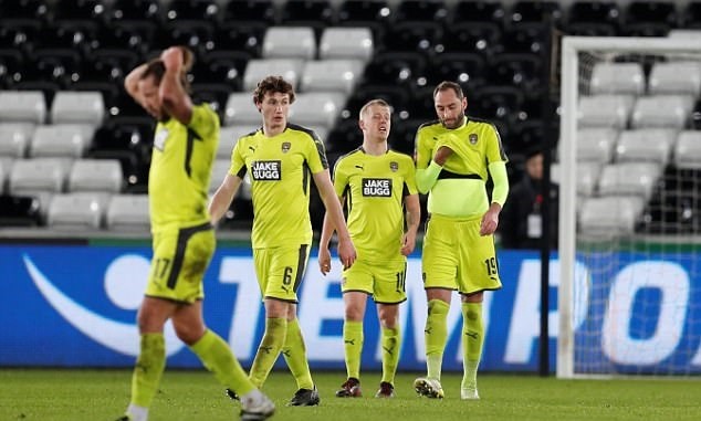 Ngụp lặn ở Premier League, nhưng Swansea vừa tạo ra kỉ lục thế kỉ - Bóng Đá