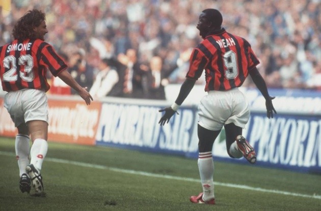 George Weah xỏ giày trên sân cỏ - Bóng Đá