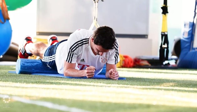 Lewandowski vùi đầu trong phòng tập gym chờ ngày tái xuất - Bóng Đá