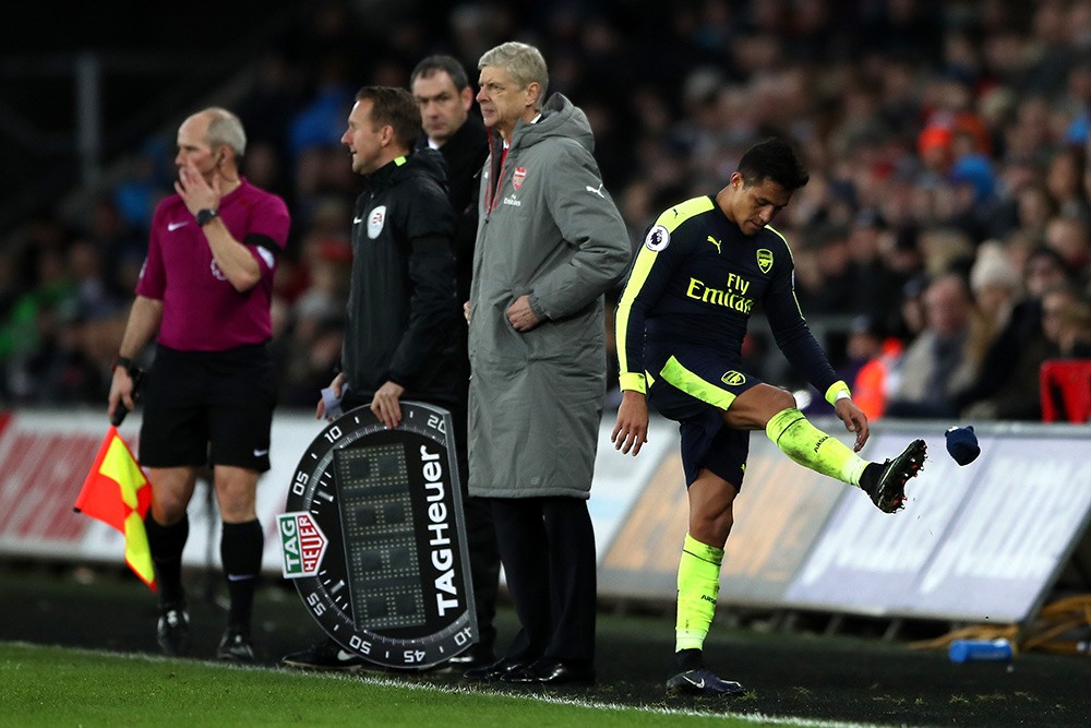 Sanchez cay cú khi bị thay ra, HLV Wenger nói gì? - Bóng Đá