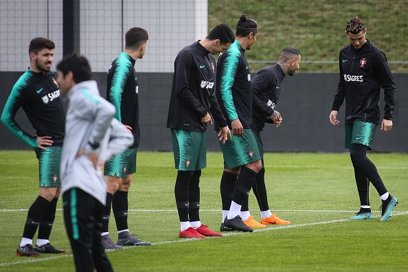 Ronaldo khoe giày, đồng đội Bồ Đào Nha 'lác mắt' - Bóng Đá