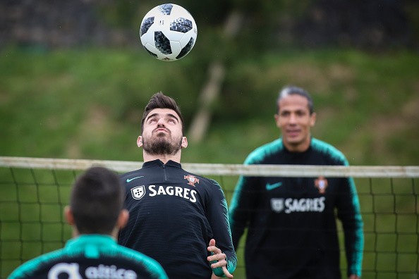 Ronaldo khoe giày, đồng đội Bồ Đào Nha 'lác mắt' - Bóng Đá