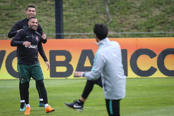 Ronaldo khoe giày, đồng đội Bồ Đào Nha 'lác mắt' - Bóng Đá