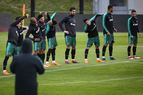 Ronaldo khoe giày, đồng đội Bồ Đào Nha 'lác mắt' - Bóng Đá