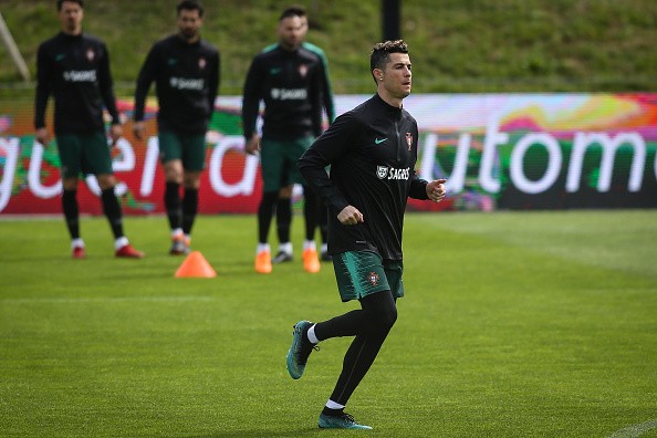 Ronaldo khoe giày, đồng đội Bồ Đào Nha 'lác mắt' - Bóng Đá
