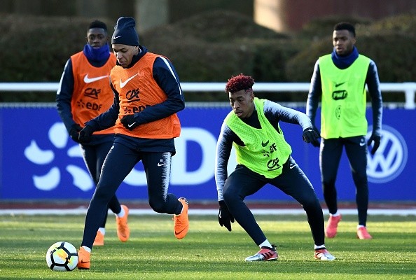 Khát khao World Cup, Mbappe cho đồng đội 'hít khói' trên sân tập - Bóng Đá