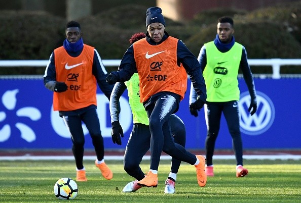 Khát khao World Cup, Mbappe cho đồng đội 'hít khói' trên sân tập - Bóng Đá