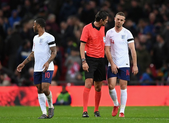 Cận cảnh Jordan Henderson 'nhõng nhẽo' với trọng tài - Bóng Đá