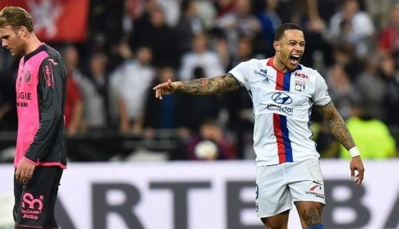 Memphis Depay lập siêu phẩm từ giữa sân giúp Lyon hủy diệt Toulouse - Bóng Đá