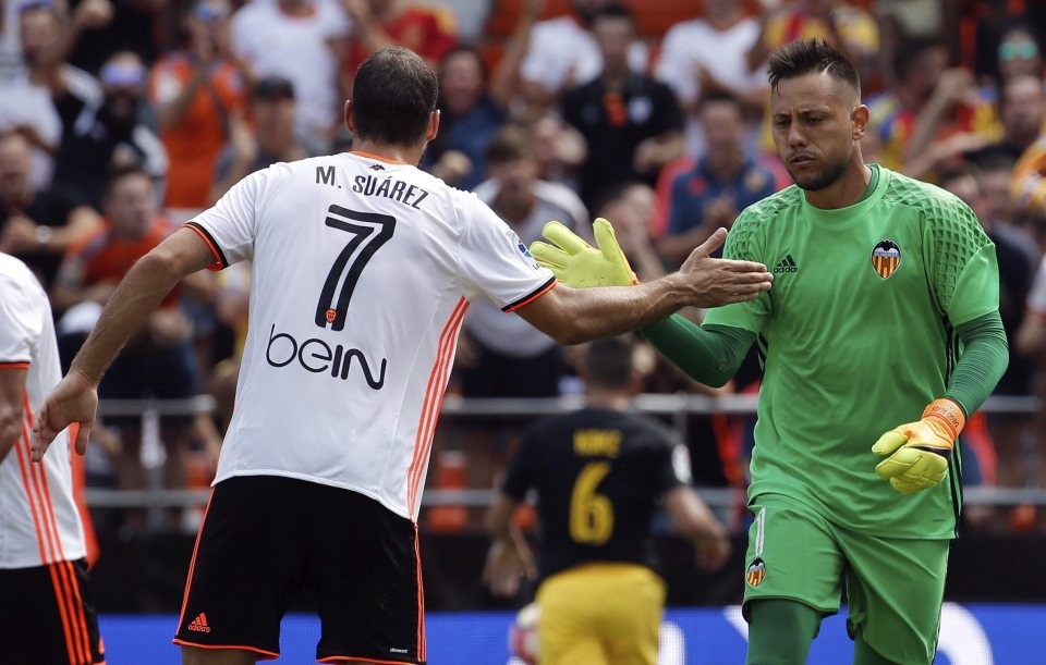 'Vua bắt penalty' Diego Alves lại gây choáng - Bóng Đá