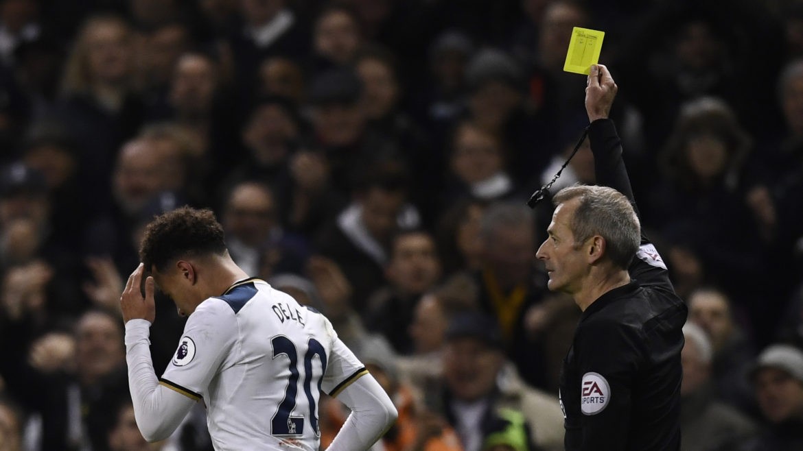 Ăn mừng bàn thắng với CĐV, Dele Alli bị rút thẻ vàng - Bóng Đá