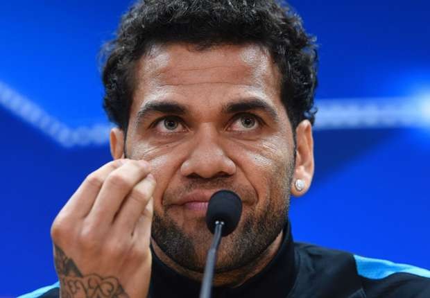 Dani Alves chỉ trích Barca đối xử tệ bac với cầu thủ - Bóng Đá