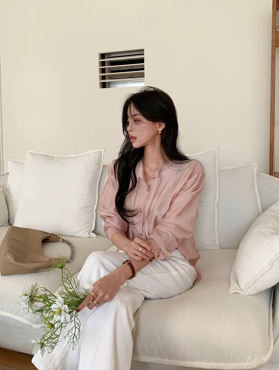 Quần trắng luôn mang lại cảm giác thanh thoát và là lựa chọn lý tưởng khi kết hợp cùng áo blouse. 