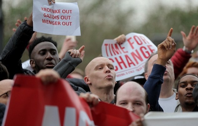 Chùm ảnh: CĐV Arsenal lại biểu tình dữ dội đòi Wenger ra đi - Bóng Đá
