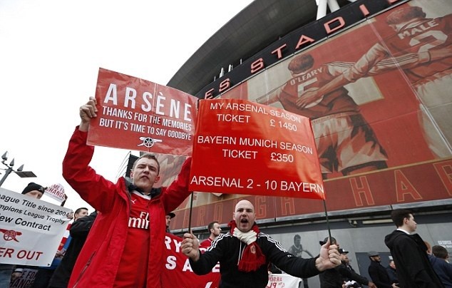 Chùm ảnh: CĐV Arsenal lại biểu tình dữ dội đòi Wenger ra đi - Bóng Đá