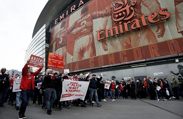 Chùm ảnh: CĐV Arsenal lại biểu tình dữ dội đòi Wenger ra đi - Bóng Đá