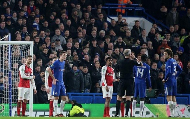 Sử dụng công nghệ VAR, đại chiến Chelsea và Arsenal vẫn có nhiều tranh cãi - Bóng Đá